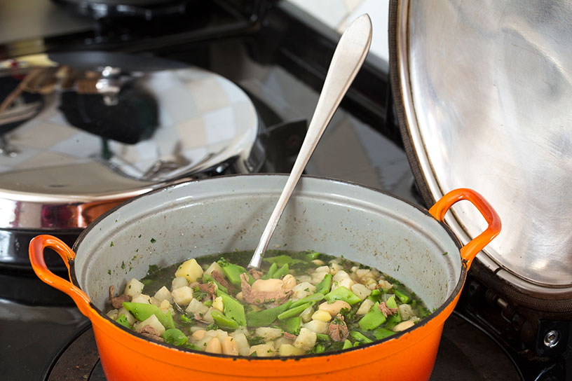 Soep met snijbonen in een leuke, oranje pan